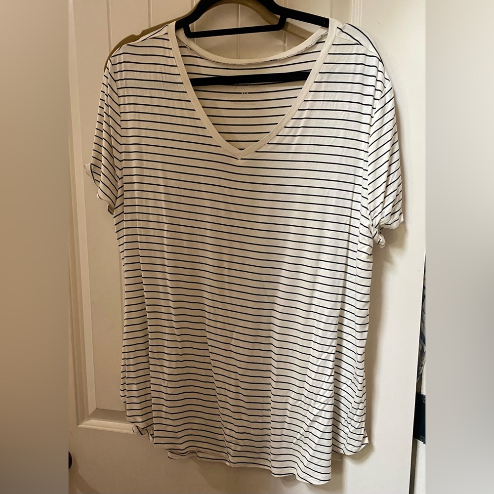 EEUC worn once Grace & Lace boutique brand vneck